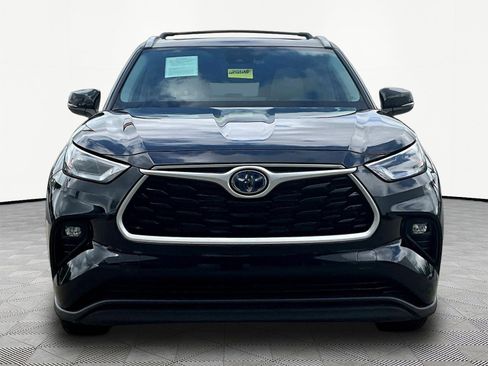 Used 2023 Toyota Highlander XLE AWD/4WD image 2