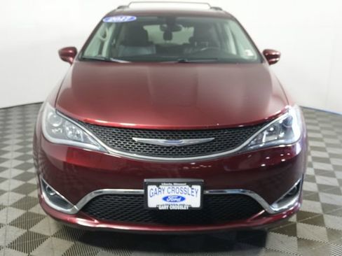 Used 2017 Chrysler Pacifica Touring-L w/ Tire & Wheel Group FWD image 8