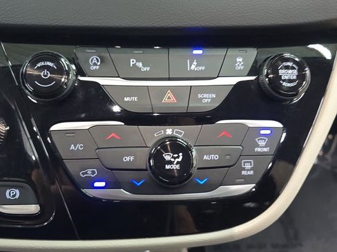 Certified 2024 Chrysler Pacifica Touring-L FWD image 23