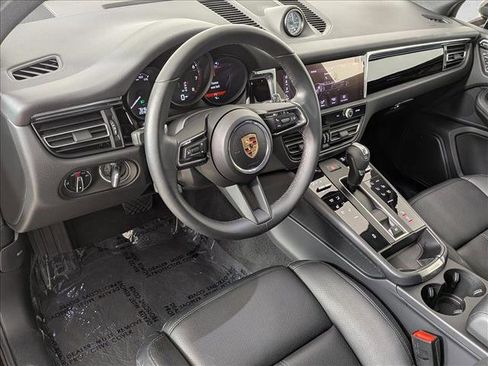 Certified 2025 Porsche Macan AWD/4WD image 4