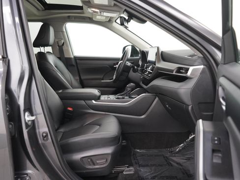 Used 2025 Toyota Highlander XLE AWD/4WD image 11