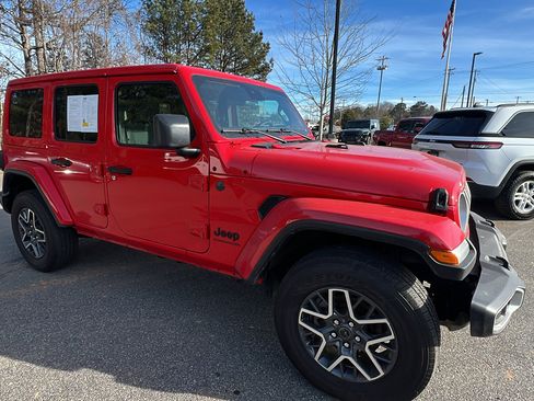 Used 2025 Jeep Wrangler Sahara image 5