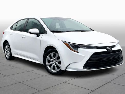 Used 2024 Toyota Corolla LE image 2