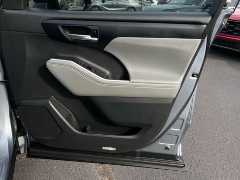 Used 2023 Toyota Highlander XLE image 31