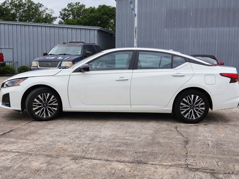 Used 2025 Nissan Altima 2.5 SV FWD image 23