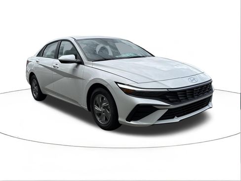 New 2026 Hyundai Elantra SE FWD image 1