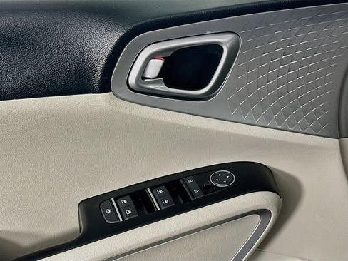 Used 2025 Kia Soul LX w/ LX Technology Package FWD image 15