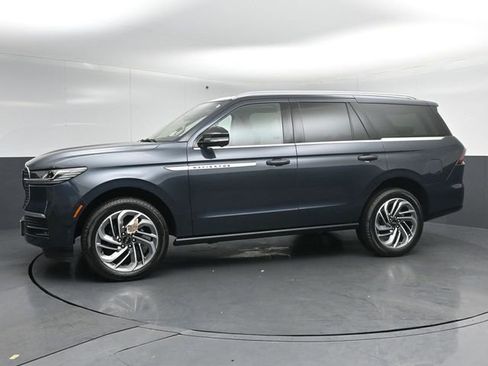 Certified 2025 Lincoln Navigator Reserve AWD/4WD image 4
