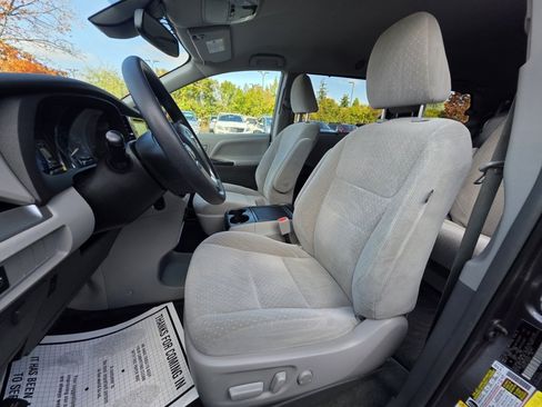 Used 2018 Toyota Sienna LE FWD image 11