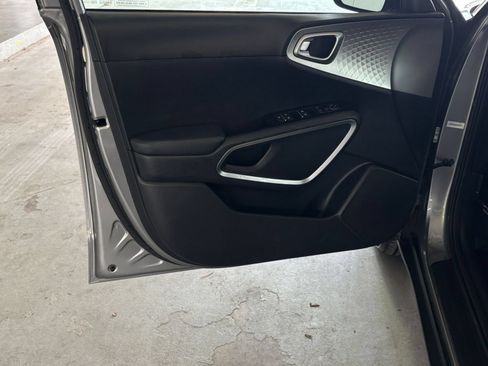 Used 2025 Kia Soul LX w/ LX Technology Package FWD image 18