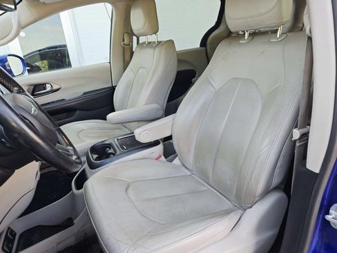 Used 2021 Chrysler Pacifica Touring-L FWD image 13