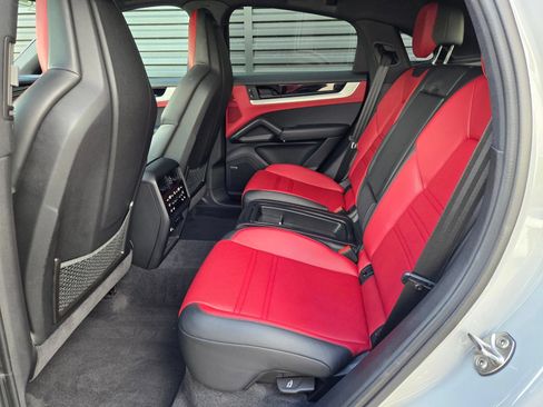 Certified 2024 Porsche Cayenne S AWD/4WD image 18