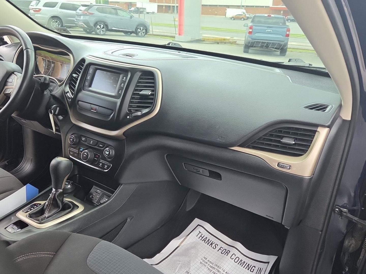 Used 2016 Jeep Cherokee Latitude AWD/4WD image 17