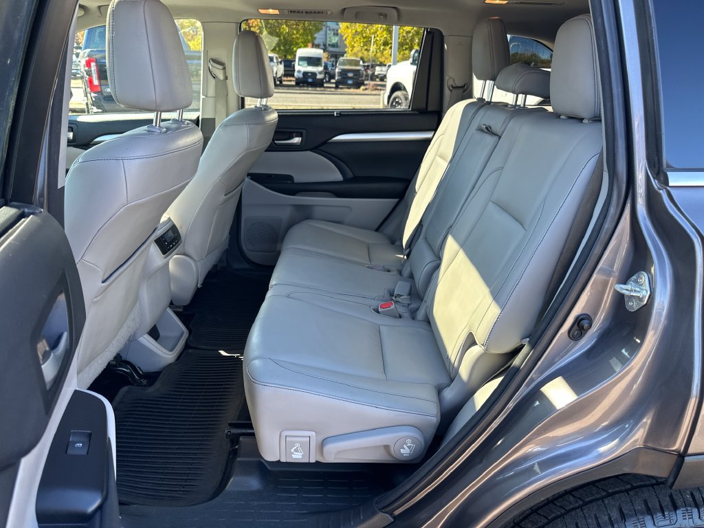 Used 2015 Toyota Highlander XLE AWD/4WD image 13