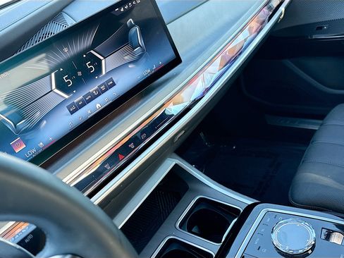 Used 2023 BMW 760i xDrive w/ Executive Package image 27