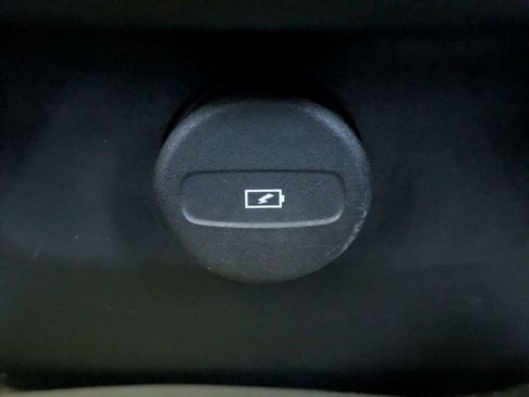 Certified 2023 Volvo XC60 B5 Ultimate w/ Protection Package Premier FWD image 17