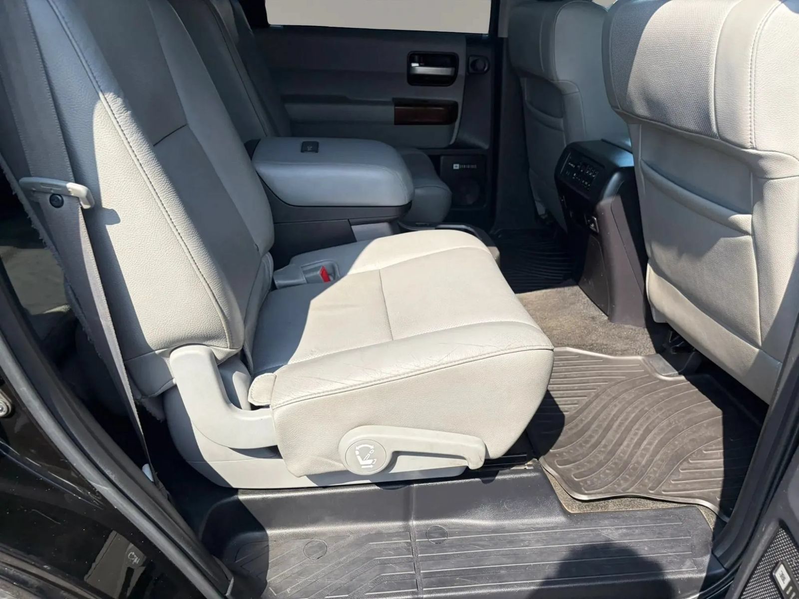 Used 2015 Toyota Sequoia Platinum AWD/4WD image 31