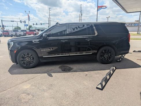 Used 2022 GMC Yukon XL Denali w/ Denali Premium Package AWD/4WD image 3