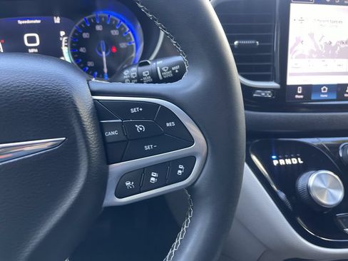 Used 2023 Chrysler Pacifica Touring-L FWD image 37