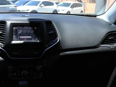 Used 2020 Jeep Cherokee Latitude FWD image 44