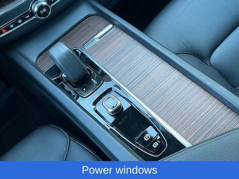 Used 2022 Volvo XC60 B5 Momentum w/ Protection Package Premier image 21