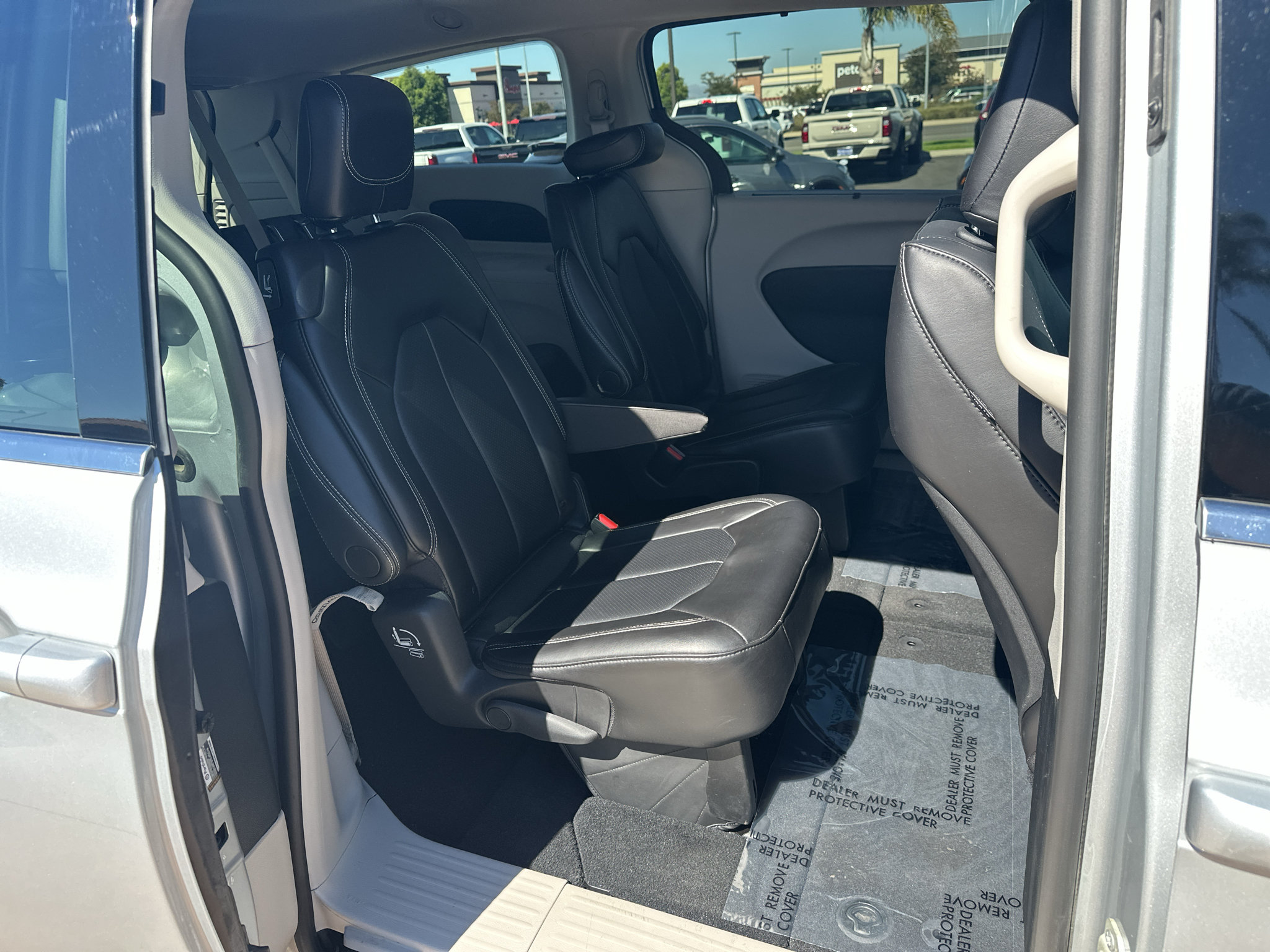 Used 2024 Chrysler Pacifica Touring-L FWD image 11