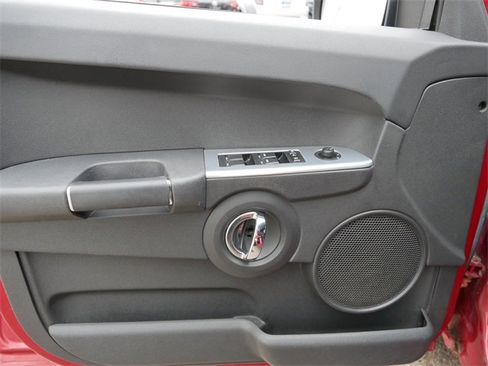 Used 2010 Jeep Commander Sport image 16