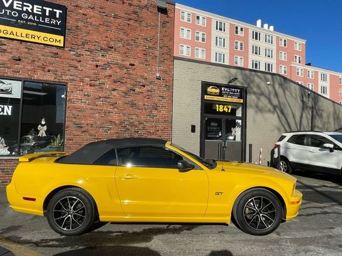 Used 2005 Ford Mustang GT Premium image 3
