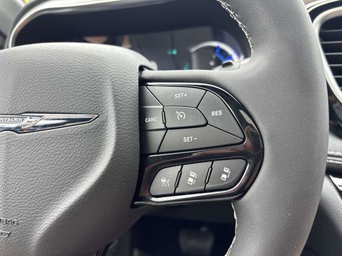 Used 2023 Chrysler Pacifica Limited w/ Uconnect Theater Family Group image 22