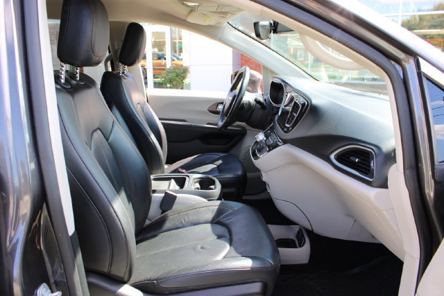 Used 2018 Chrysler Pacifica Touring-L w/ Tire & Wheel Group FWD image 56