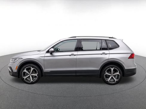 Used 2026 Volkswagen Tiguan SE AWD/4WD image 4