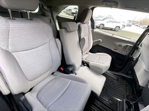 Used 2024 Toyota Sienna LE image 19