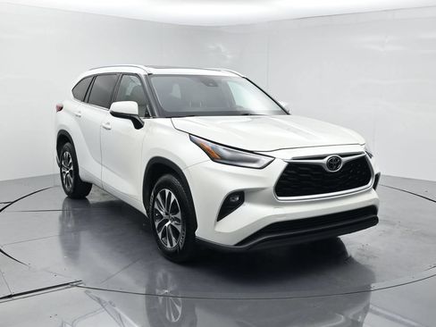 Used 2021 Toyota Highlander XLE FWD image 2