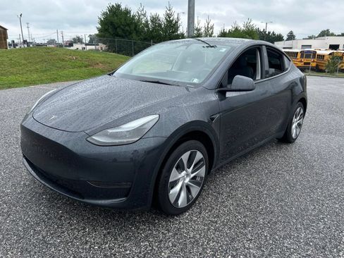 Used 2024 Tesla Model Y 2WD image 1