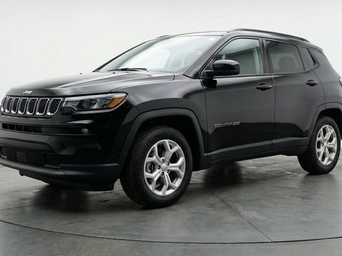 Used 2025 Jeep Compass Latitude image 3