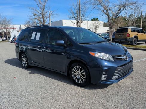Used 2020 Toyota Sienna Limited image 3
