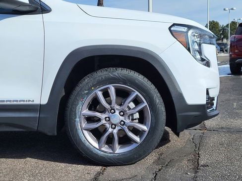 Used 2024 GMC Terrain SLT image 28