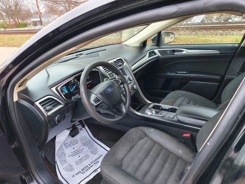 Used 2018 Ford Fusion SE image 3