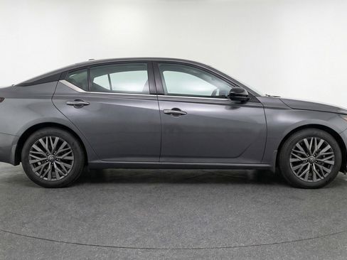 Used 2025 Nissan Altima 2.5 SV FWD image 11