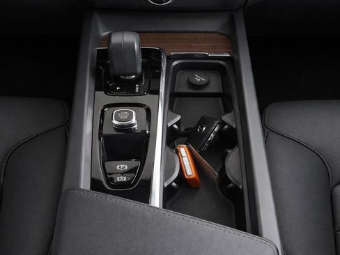 Used 2023 Volvo XC60 B5 Plus AWD/4WD image 19