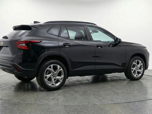 Used 2025 Chevrolet Trax LT w/ LT Convenience Package FWD image 9