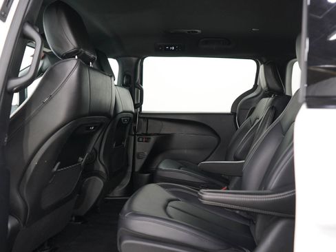 Used 2024 Chrysler Pacifica Limited FWD image 21