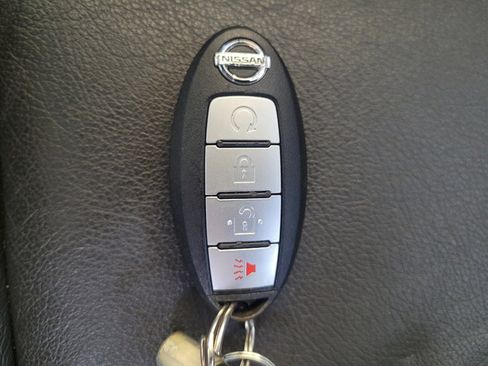 Used 2018 Nissan Titan SV w/ SV Convenience Package image 32