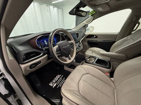 Used 2020 Chrysler Pacifica Limited FWD image 11