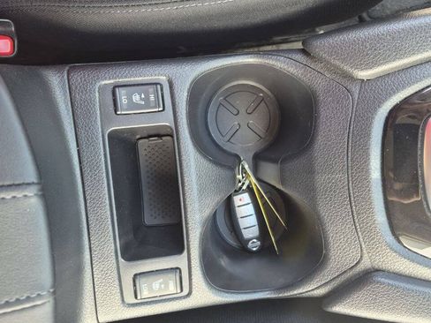 Used 2017 Nissan Rogue SV AWD/4WD image 15