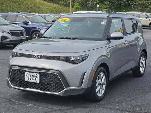 Used 2025 Kia Soul LX w/ LX Technology Package FWD image 32