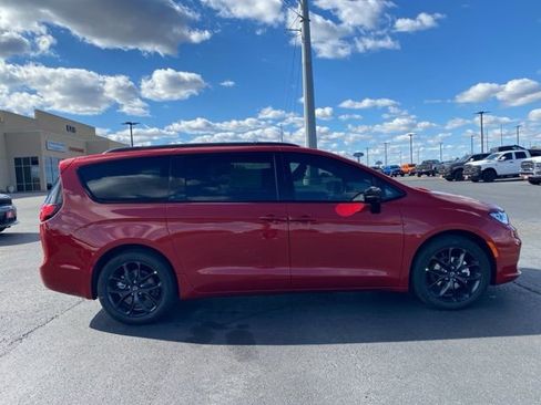 New 2026 Chrysler Pacifica Select image 8