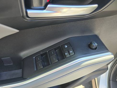 Used 2023 Toyota Highlander XLE AWD/4WD image 19
