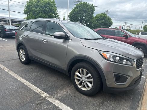 Used 2017 Kia Sorento FWD w/ LX Convenience Package image 4