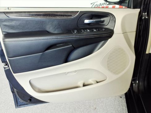 Used 2014 Chrysler Town & Country Touring image 17